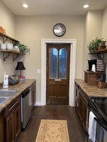 Refrigerador em uma área comum, micro-ondas em uma área comum