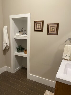 Exclusive Room, Hill View, Slope side | Bathroom | Free toiletries, hair dryer - Historic McDonald Airbnb (Attica)