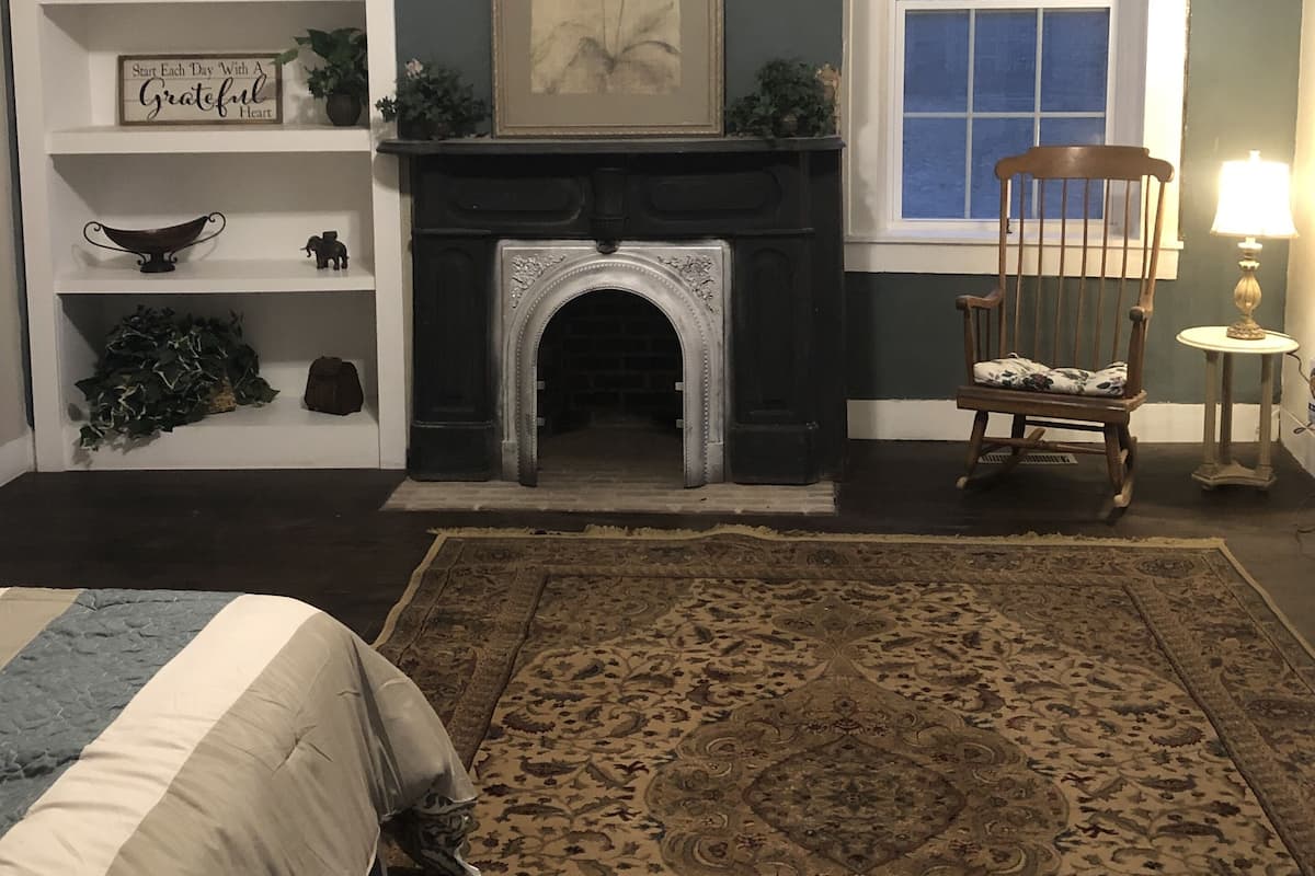 1 bedroom, individually decorated, individually furnished