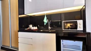Family Studio Suite, 1 Bedroom, Mountain View | In-room safe, individually decorated, individually furnished, desk