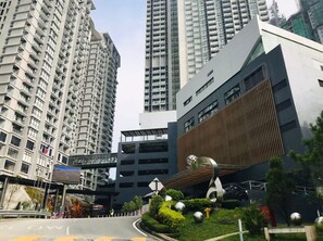 Vista frontal de la propiedad