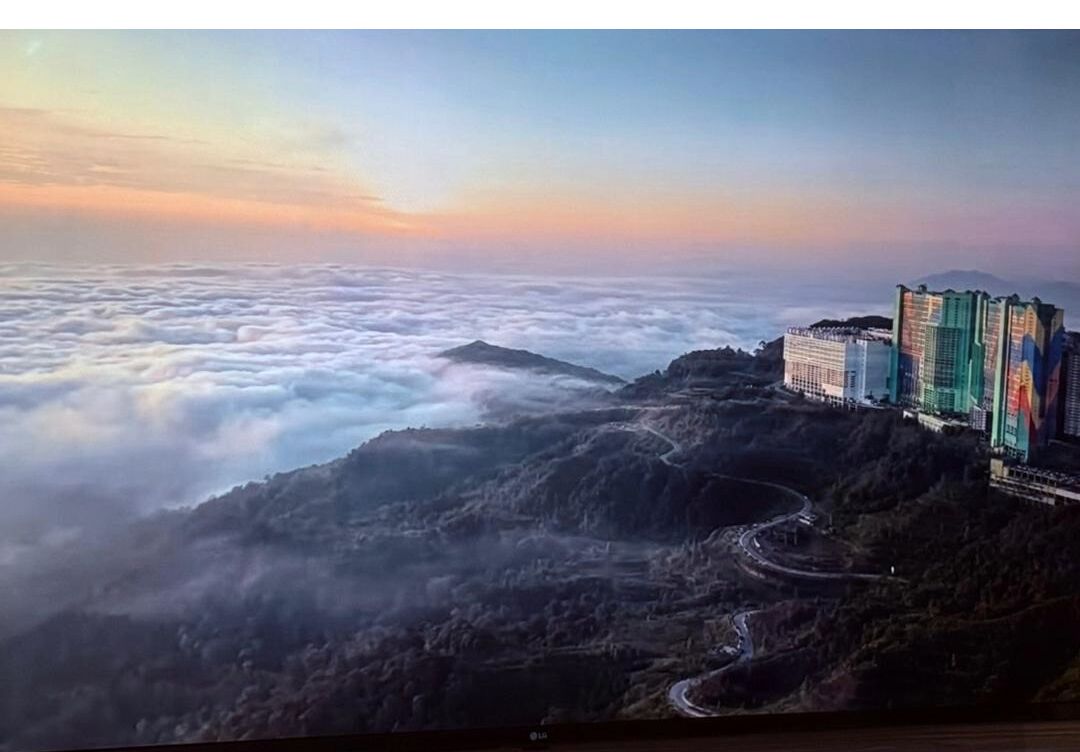 Un hotel con vista a las nubes y montañas.