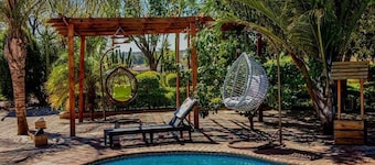 House - Sleeps 10 - Pool - Parking - Patio