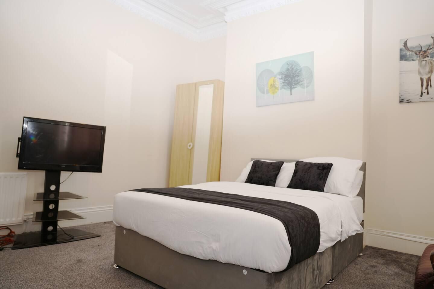 5 bedrooms, iron/ironing board, WiFi, bed sheets
