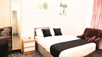 5 bedrooms, iron/ironing board, WiFi, bed sheets