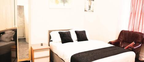 5 habitaciones, tabla de planchar con plancha, wifi y ropa de cama