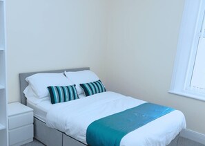 5 bedrooms, iron/ironing board, WiFi, bed sheets