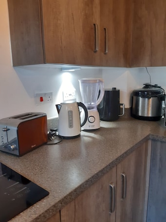 Fridge, microwave, oven, stovetop. 3 Bed House - Sleeps 4 - Parking - Wifi