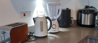 3 Bed House - Sleeps 4 - Parking - Wifi