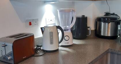 3 Bed House - Sleeps 4 - Parking - Wifi