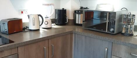 Køleskab, mikrobølgeovn, ovn, kogeplade