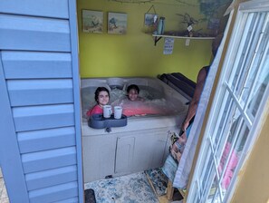 Interior - Luna house- City Centre and Bus Stop - Perfect for 2 people and pet + hot tub (niagara falls)