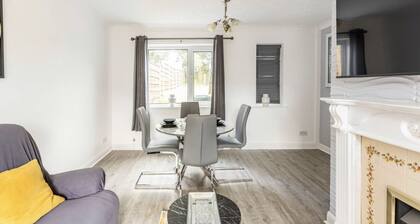 3 Bed House - Sleeps 5 - Parking - Garden - Wifi