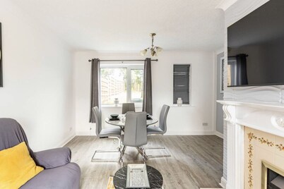 3 Bed House - Sleeps 5 - Parking - Garden - Wifi