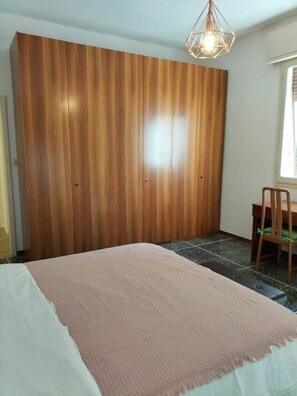 2 slaapkamers, een strijkplank/strijkijzer, wifi, beddengoed