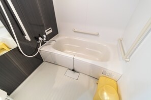 Combined shower/bathtub, free toiletries, hair dryer, slippers - Hostel Gion SORA  (Kyoto)