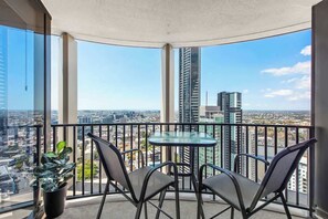 Outdoor dining - Top Floor! 2Bed/2Bath/1Car/Pool ~ VIEWS ~ CBD (Brisbane City)
