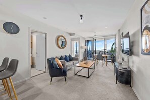 Smart TV - Top Floor! 2Bed/2Bath/1Car/Pool ~ VIEWS ~ CBD (Brisbane City)