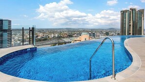 A rooftop infinity pool with a city view, a bridge, and high-rise buildings. - Top Floor! 2Bed/2Bath/1Car/Pool ~ VIEWS ~ CBD (Brisbane City)