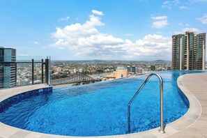 Outdoor pool - Top Floor! 2Bed/2Bath/1Car/Pool ~ VIEWS ~ CBD (Brisbane City)