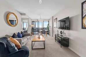 Smart TV - Top Floor! 2Bed/2Bath/1Car/Pool ~ VIEWS ~ CBD (Brisbane City)