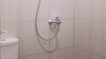 Townhouse – familie, 2 soverom, hageutsikt, mellometasje | Bad | Dusj, dusjhode med hydromassaje, toalettartikler (inkludert) og håndklær