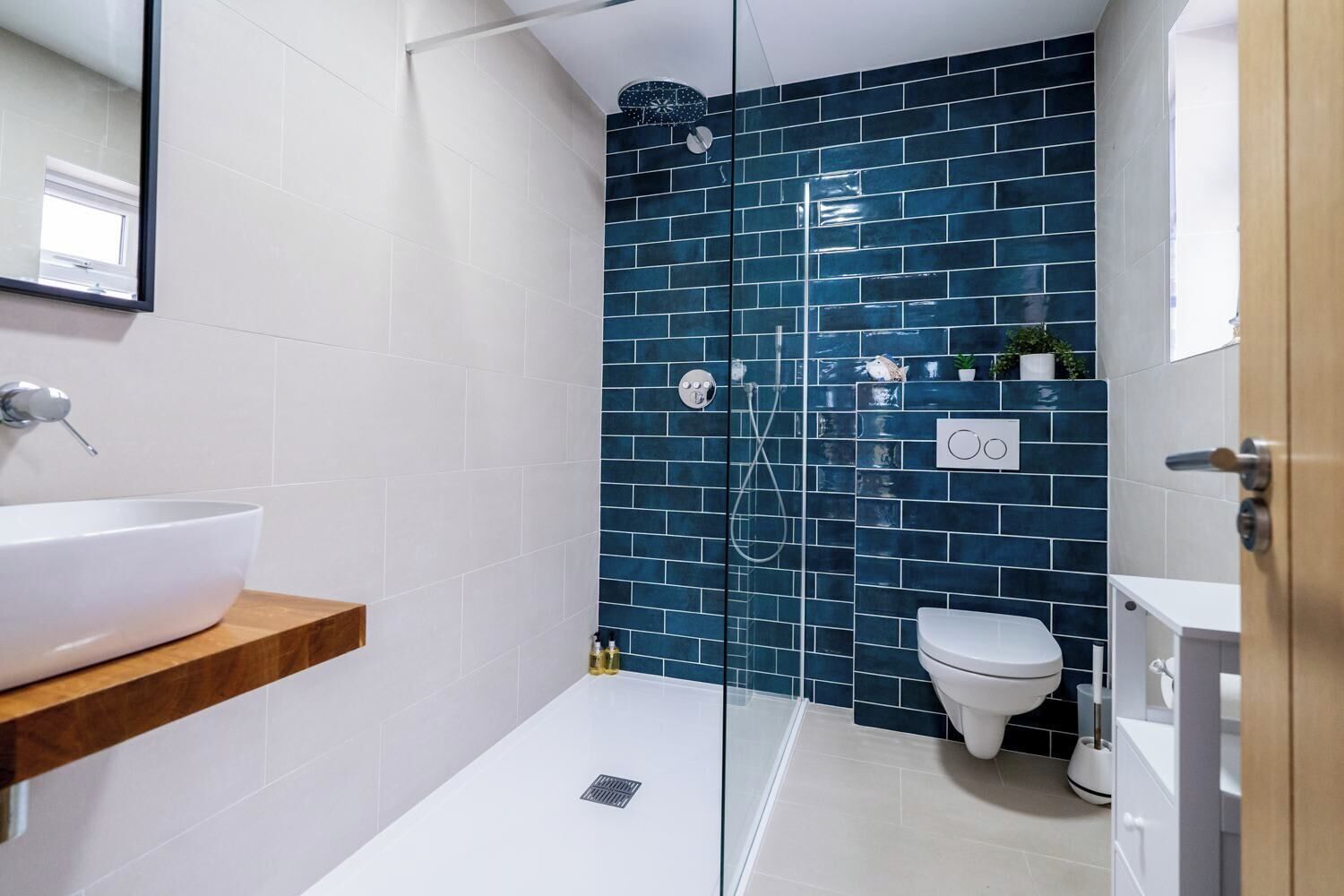 Dusche, Haartrockner, Handtücher, Shampoo