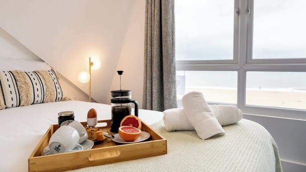 3 bedrooms, iron/ironing board, WiFi, bed sheets - Magnificent Beach House - Seaview - Upside-down (Caister-on-Sea)