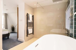 Shower, hair dryer, towels, shampoo - Magnificent Beach House - Seaview - Upside-down (Caister-on-Sea)