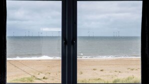 A view of a beach with wind turbines in the distance. - Magnificent Beach House - Seaview - Upside-down (Caister-on-Sea)