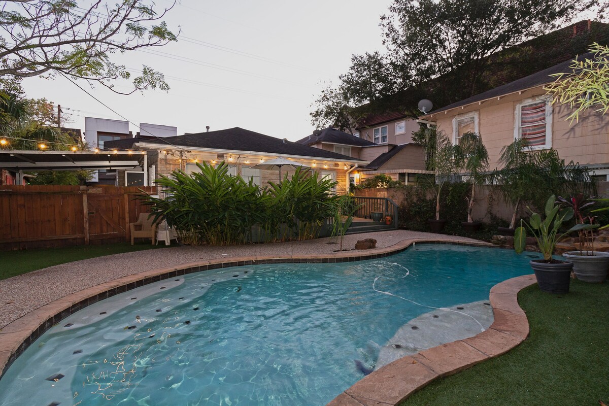 3BR The Poseidon! Aquatic Dream Pool in Montrose!