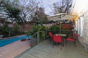 Outdoor dining - 3BR The Poseidon! Aquatic Dream Pool in Montrose! (Houston)