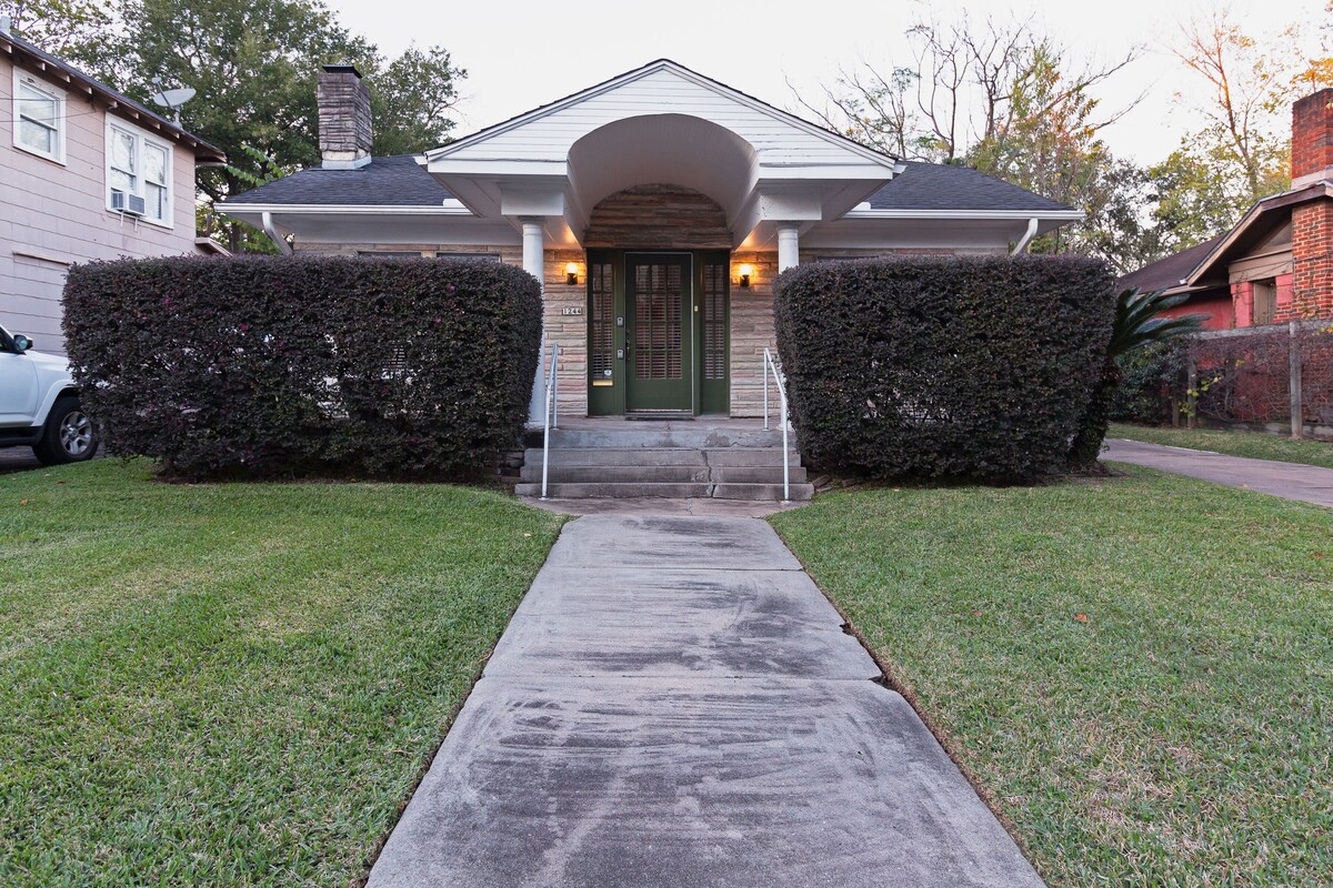 Photo 31 of 3BR The Poseidon! Aquatic Dream Pool in Montrose!