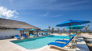 Una piscina al aire libre, cabañas de piscina gratuitas, sombrillas