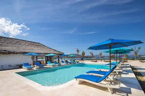 Outdoor pool, free cabanas, pool umbrellas - Mocean Beach Resort (Sumbawa Barat)