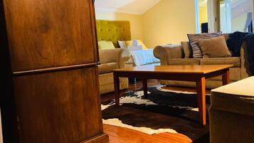 Room, 1 Bedroom, Balcony, Garden View | Living room