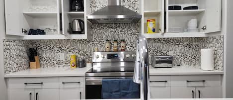 Refrigerador, microondas, horno, placa de cocina