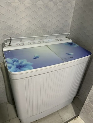 Regadera, bidet, toallas, jabón