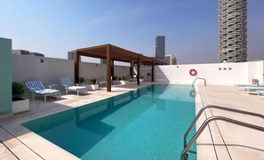 Outdoor pool - bnbme | Luma21 | STUDIO (Dubai)
