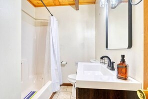 Badekar, hårføner og håndklær