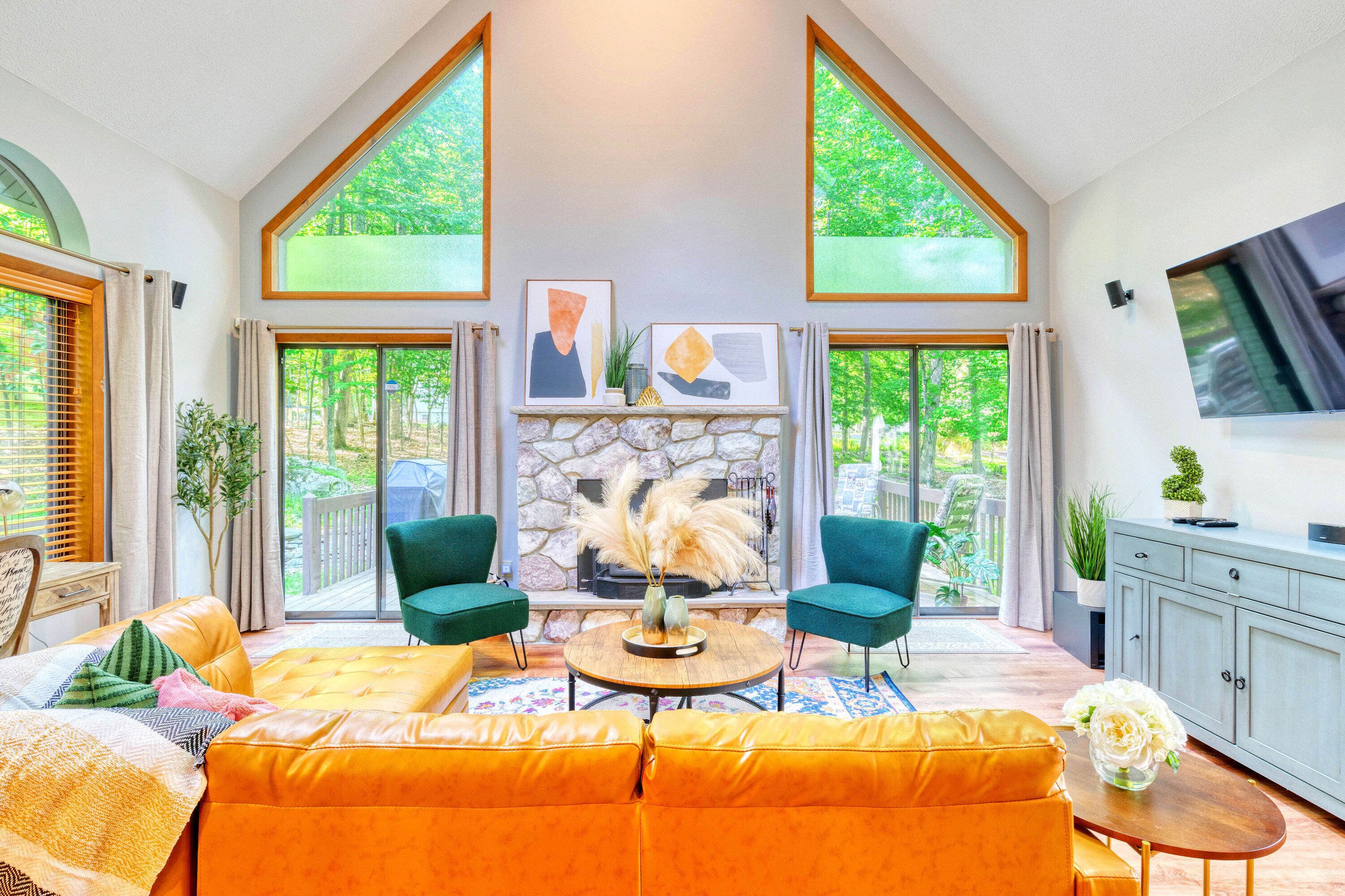 Chic 3BR | Gas Fire Pit | Arcade | Deck