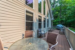 Outdoor dining - Dee Grove Retreat | Game Area | Open Concept | 4 BDR Close to Skiiing, Lake (Albrightsville)