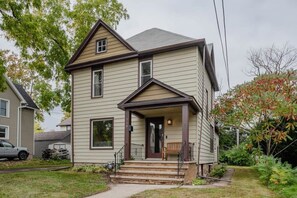Exterior - Fantastic 5 bedroom on Franklin! (Appleton)