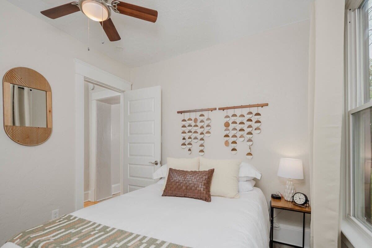 5 bedrooms, desk, iron/ironing board, WiFi