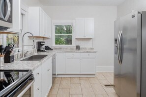 Fridge, microwave, oven, stovetop - Fantastic 5 bedroom on Franklin! (Appleton)