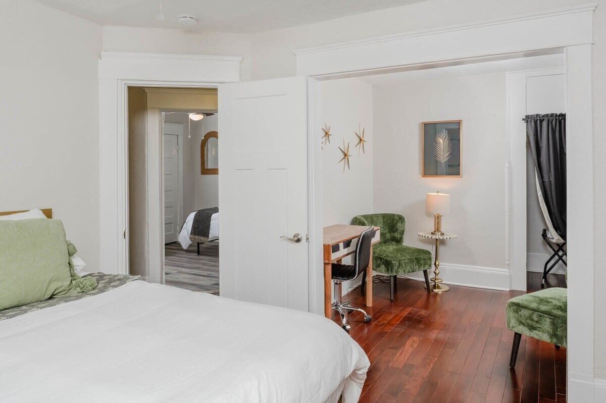 5 bedrooms, desk, iron/ironing board, WiFi