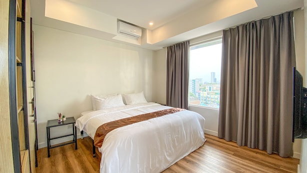 أغطية فراش متميزة ومكتب ومساحة عمل للكمبيوتر المحمول وواي فاي مجانًا