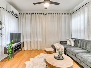 TV - "The Oklahoman" - 3B/1B Apt w/ Bikes (Oklahoma City)