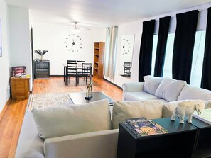 Smart-tv, een open haard en boeken