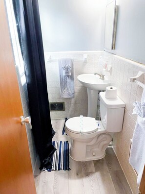 Een haardroger, handdoeken, zeep, shampoo